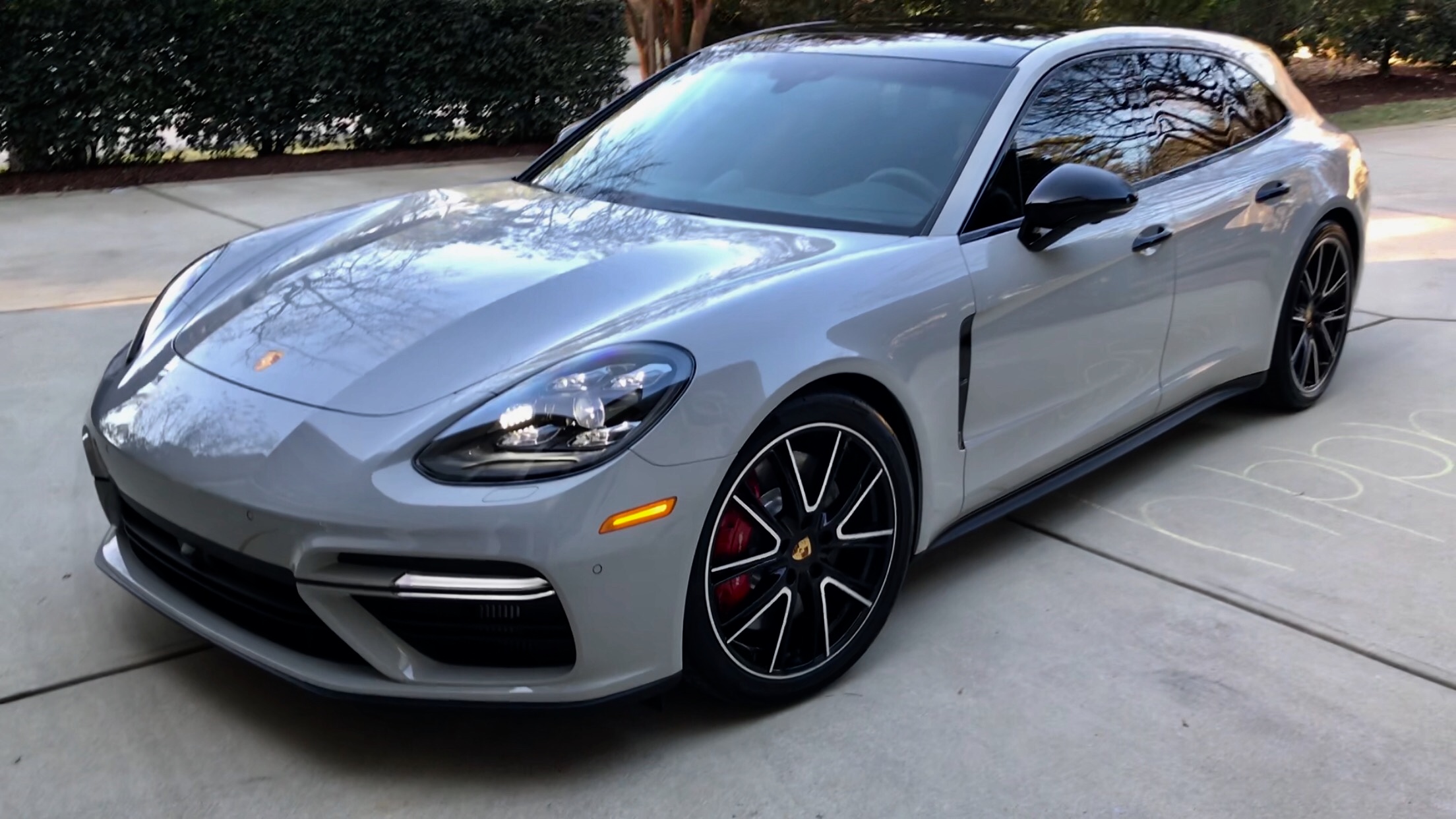 Photos of finished 2018 Porsche Panamera Turbo SE Hybrid Turismo