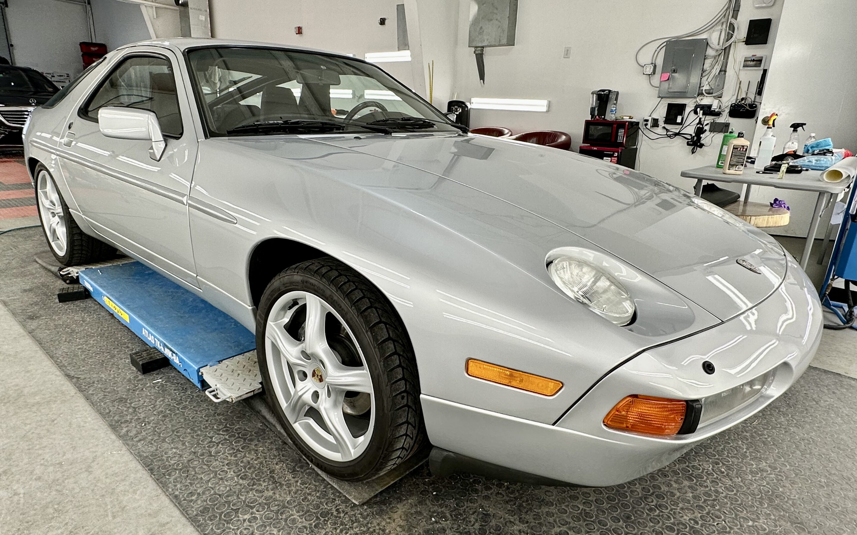 Ceramic Coating of a 1994 Porsche 928